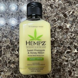 Hempz Herbal Body Moisturizer - Light Yellow